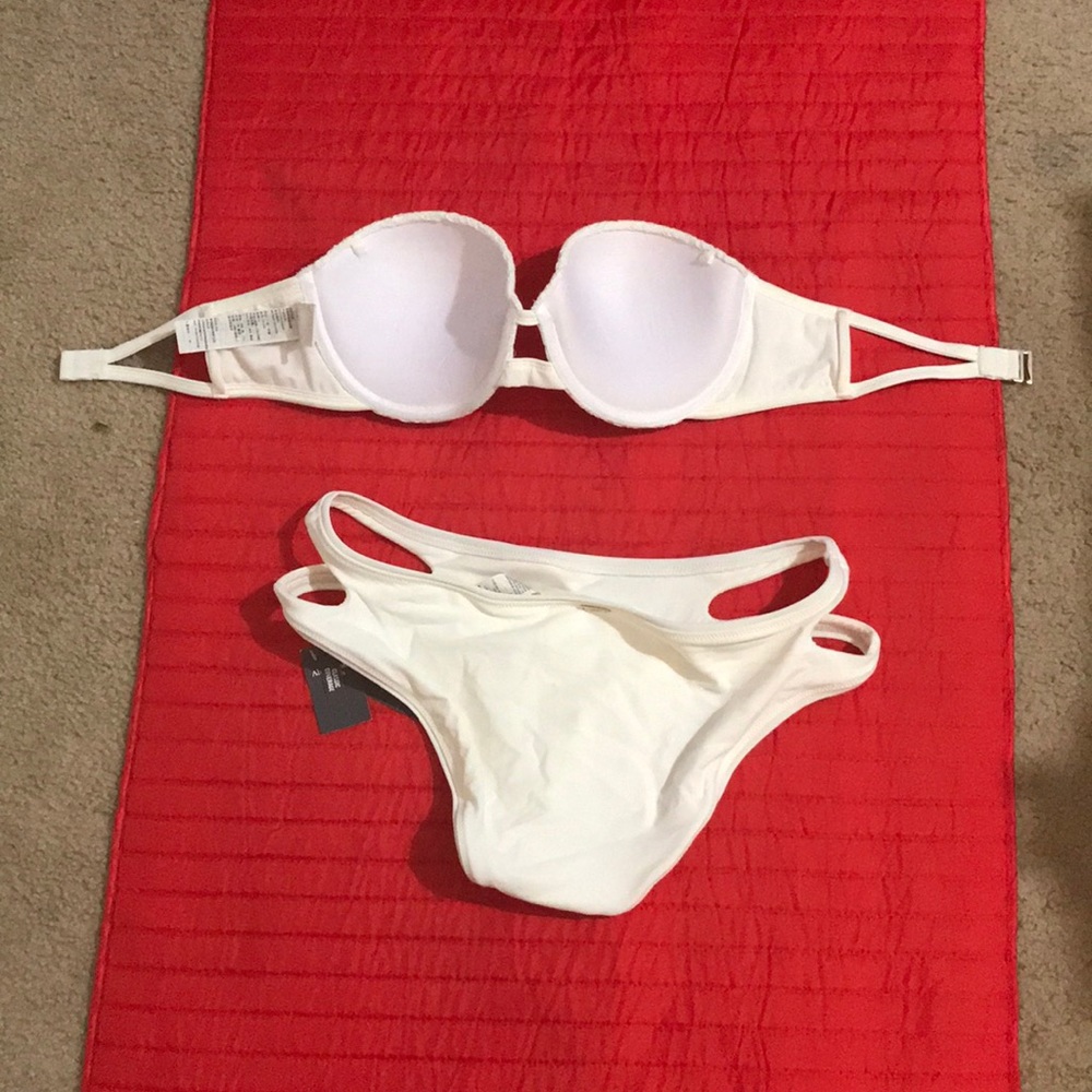 Bikini - Picture 2 of 2